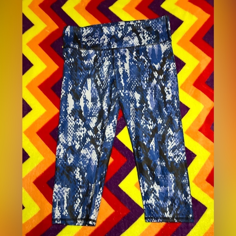 alo yoga snakeskin capri
